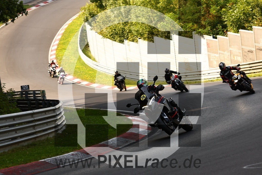 0307-20250814_03293 | Schöne Erinnerungen an spannende Momente - das festzuhalten ist unser Job. PIXELrace.de ist seit 2003 auf den Rennstrecken Europas unterwegs um die Action draußen beim Fahren und die wunderbare Stimmung imm Fahrerlager für euch einzufangen.