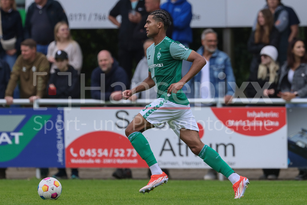 Fussball, Relegation Regionalliga Nord, SV Werder Bremen II - Holstein Kiel II | v.li.: David Kebe (SV Werder Bremen II, 19) am Ball, Freisteller, Einzelbild, Ganzkörper, Aktion, Action, Spielszene