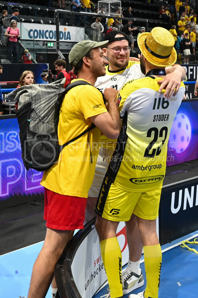 Zug United - HC Rychenberg - 25. April 2026 | Die ehemaligen HCR-Spieler Sämi Gutknecht und Daniel Bömbi Keller gratulieren Tobias Studer (#23 HC Rychenberg Winterthur) am L-UPL Superfinal-Spiel zwischen Zug United und HC Rychenberg am 25. April 2026 in der BCF Arena, Fribourg, Schweiz.Bild: Sportfotografie Markus Aeschimann | www.markus-aeschimann.ch - Realisiert mit Pictrs.com