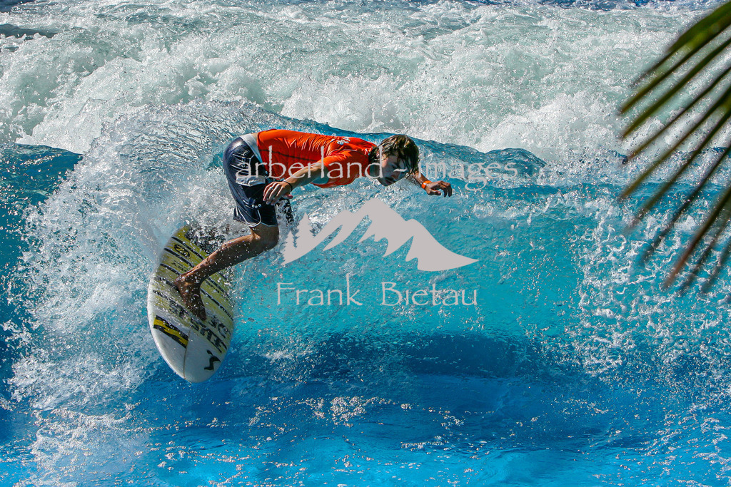 NR6J0596 | Surfen, in Bayerischen Gefinlden meist nur auf künstlichen Wellen machbar