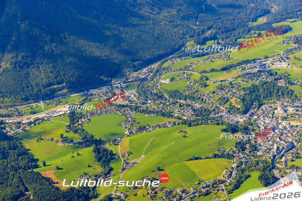 Luftaufnahme von Bad Aussee - Die Luftaufnahme wurde 2025 vom UL-Flugzeug heraus erstellt ( keine Drohne ) - Hochauflösende Luftaufnahme - für professionelle Ausdrucke geeignet. Die Geschenkidee !Mit Lizenz und Bildrechte bestellbar