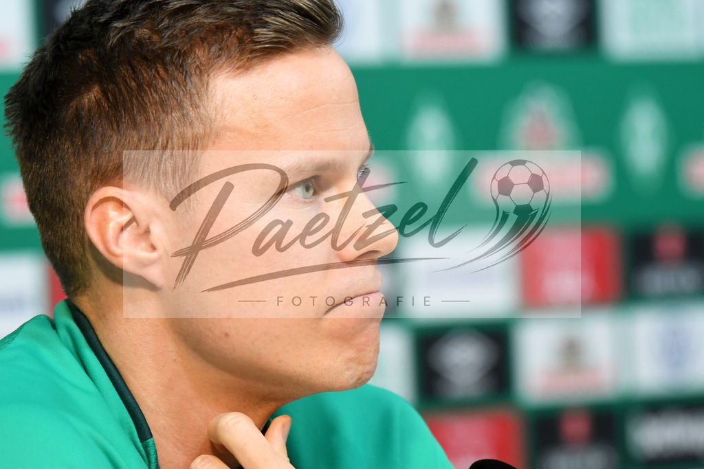20200129_PKSVWB_0010 | Fußball, Herren: Niklas Moisander (SV Werder Bremen) schaut bei der Pressekonferenz des SV Werder Bremen am 29.01.2020 im wohninvest Weserstadion in Bremen, Deutschland.(Foto von Nico Paetzel) - Realisiert mit Pictrs.com