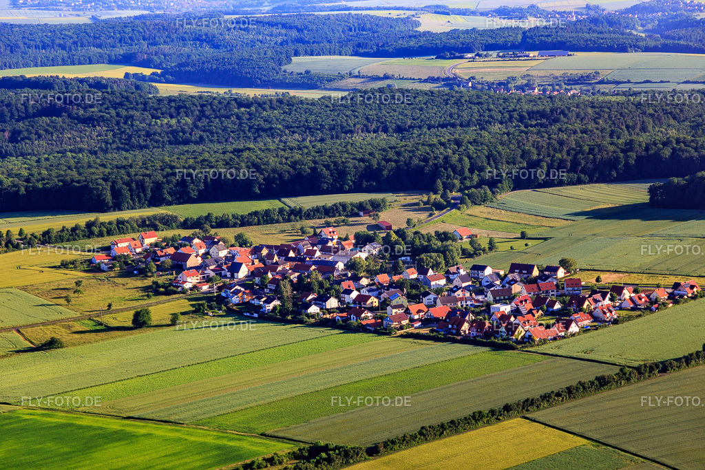 Ortsansicht von Westen | Luftbild: Ortsansicht von Westen im Ortsteil Hoppachshof in Üchtelhausen im Bundesland Bayern in Deutschland. Foto: IMG_127070.jpg vom 13.06.2021 durch Werner Riehm/FLY-FOTO.de - Realisiert mit Pictrs.com