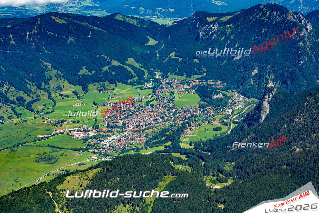Aktuelles Luftbild von  Oberammergau - Die Luftaufnahme wurde 2022 mittels UL-Flugzeug erstellt ( keine Drohne ) - hochauflösende Kamera-Systeme von  Canon -Beste Qualität - Für grossformatige Ausdrucke geeignet. Die Geschenkidee !
