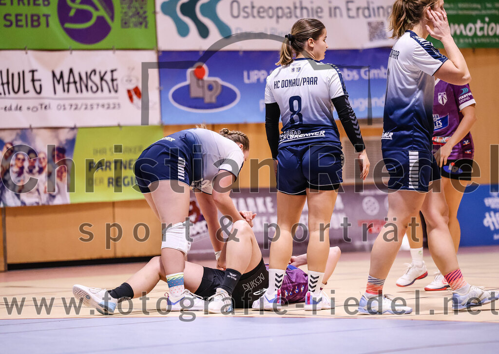 2024-11-24_017_SpVgg_Altenerding_gegen_HC_Donau-Paar_II | Erding, Deutschland, 24.11.2024:Handball, Bezirksoberliga Frauen Altbayern 2024 / 2024, 6. Spieltag, SpVgg Altenerding gegen HC Donau/Paar II, Endergebnis: 24:24Julia Kranich (HC Donau/Paar, #14), Janina Konrad (SpVgg Altenerding, #2), Emely Otto (HC Donau/Paar, #8)Foto: Christian Riedel / fotografie-riedel.net