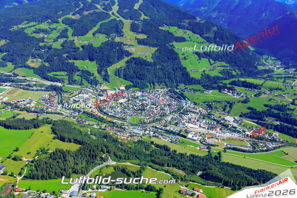 Die Luftaufnahme der Stadt Schladming wurde 2017 vom Flugzeug heraus erstellt ( keine Drohne )- hohe Auflösung für beste Qualität