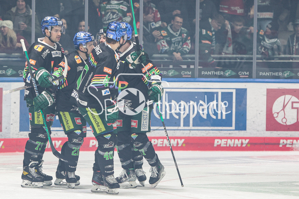 Augsburger Panther - Bietigheim Steelers | Jubel der Panther nach dem Tor zum 1-0 durch Sebastian WAENNSTROEM (AEV #40) / Sebastian WÄNNSTRÖM