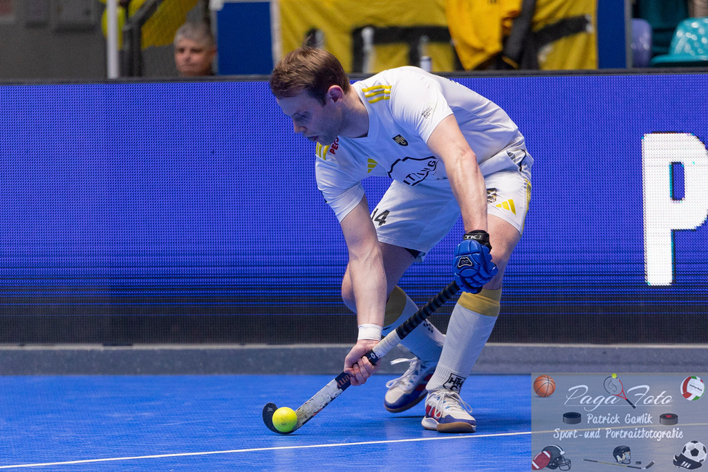 Volvo E.R.B. Final 4 Halbfinale Männer: Harvestehuder HTC - Gladbacher HTC, 25.01.2025 | Tom Schneider (Harvestehuder THC #14) am Ball, Harvestehuder HTC - Gladbacher HTC, Frankfurt, Süwag Arena, 25.1.2025 - Realisiert mit Pictrs.com