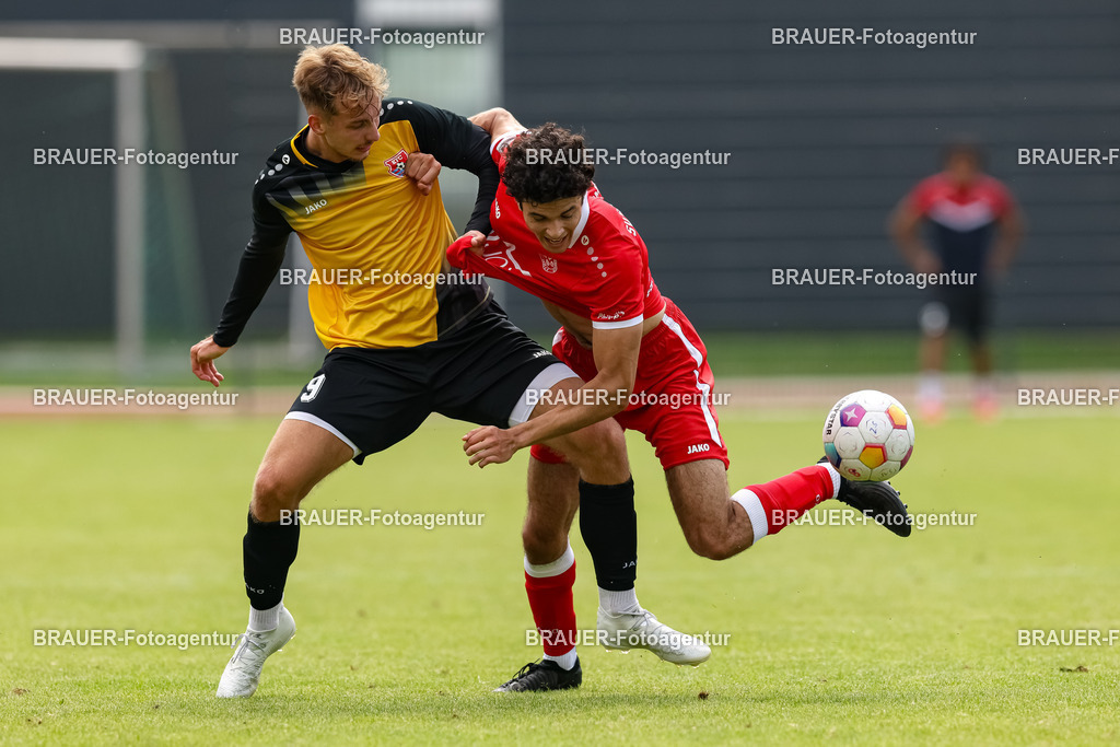 1_SVSKFC_20250726_0789.JPG -  - SV Schermbeck - KFC Uerdingen  - Testspiel | Schermbeck, Deutschland, 26.07.25: Etienne-Noel Reck (KFC Uerdingen) und Ilias Bouassaria (SV Schermbeck) im Kampf um den Ball während des Testspiel Spiels zwischen SV Schermbeck - KFC Uerdingen  in der Volksbank Arena am 26. July 2025 in Schermbeck, Deutschland. (Foto von Stefan Brauer/Brauer-Fotoagentur)