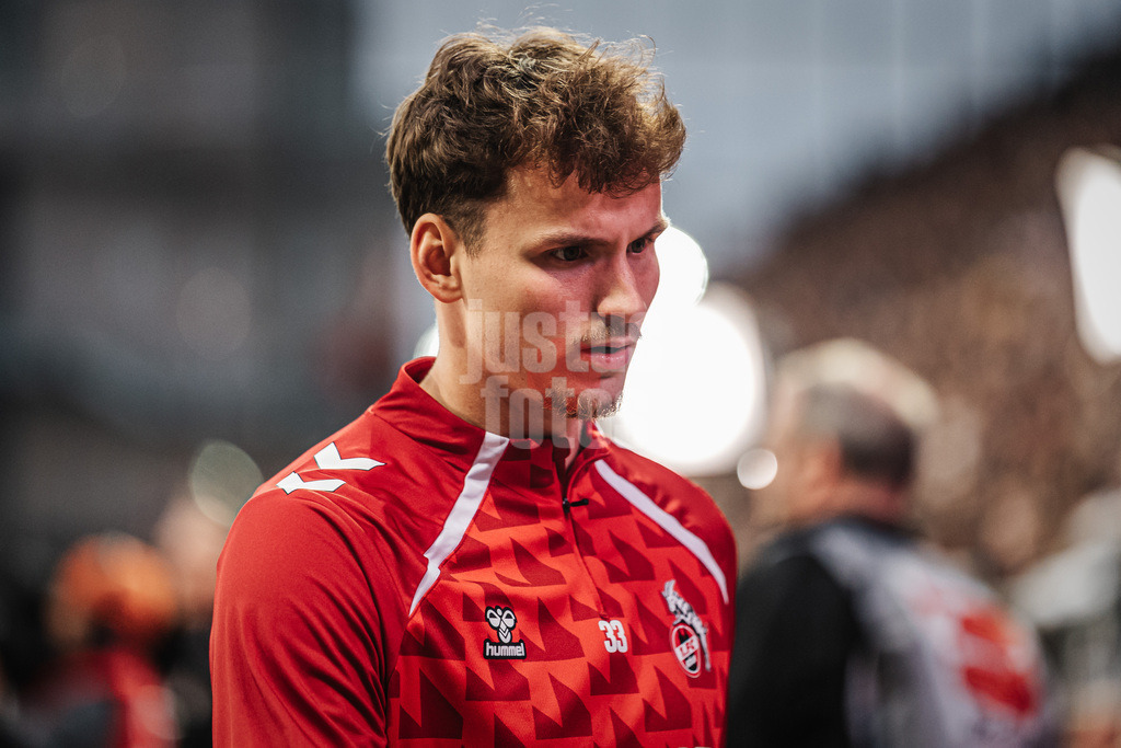 Fußball | Männer | Saison 2025/2026  | Fußball-Bundesliga | 30. Spieltag | FC St. Pauli vs. 1. FC Köln | 17.04.2026 | Rav van den Berg (#33, 1. FC Köln) auf dem Weg in die Kabine