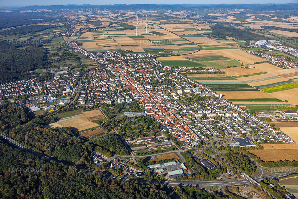 Luftbild: Stadtansicht aus Osten in Kandel im Bundesland Rheinland-Pfalz in Deutschland. – Foto: IMG_159527.jpg vom 27.09.2026 durch Werner Riehm/FLY-FOTO.de – Auflösung des Originals: 6000 x 4000 px