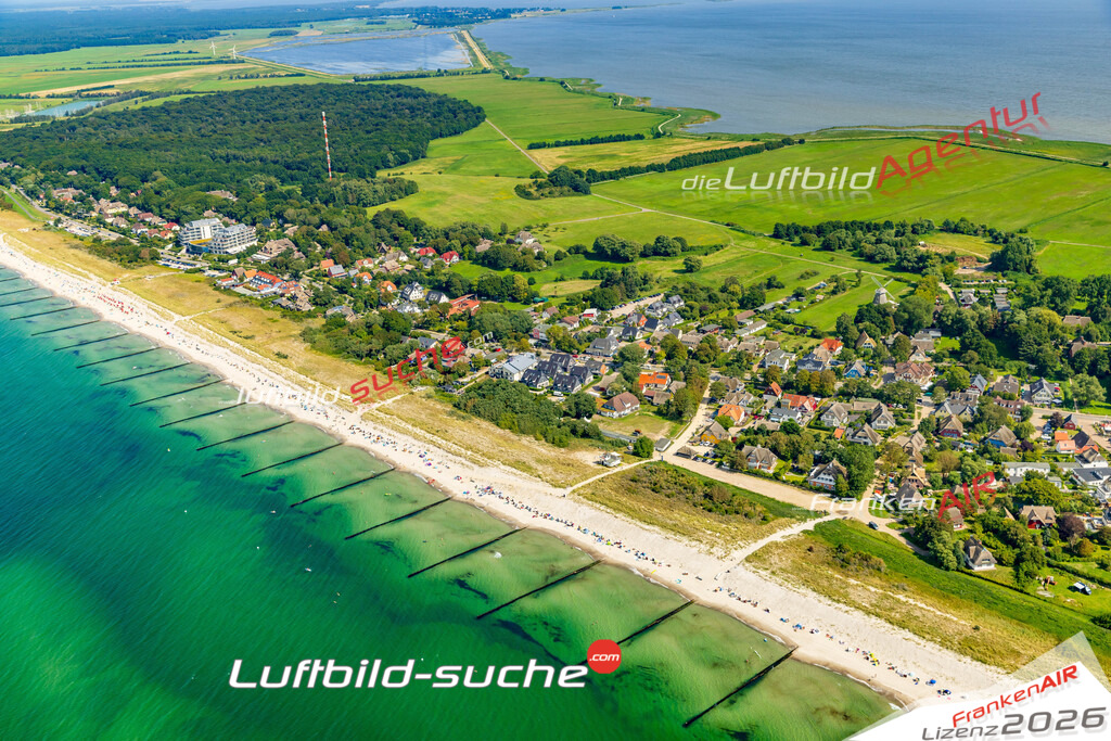 Übersichts Bild Ahrenshoop - Die Luftaufnahme wurde 2025 vom UL-Flugzeug heraus erstellt ( keine Drohnenaufnahme ) - Hochauflösende Luftaufnahme - für Wandbilder und großformatige Ausdrucke geeignet. Das besondere Geschenk!Hier alle&nbsp;Infos zur Lizenzierung der LuftaufnahmeWir fliegen auch dieses Jahr wieder in Ihre Region um Luftbilder zu erstellen.- Luftbild anfragen