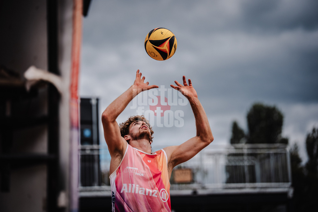 Beachvolleyball | Männer | Allianz German Beach Tour 2025 | Tourstop Berlin | 22.08.2025 | Zuspiel von Luis Henrichs