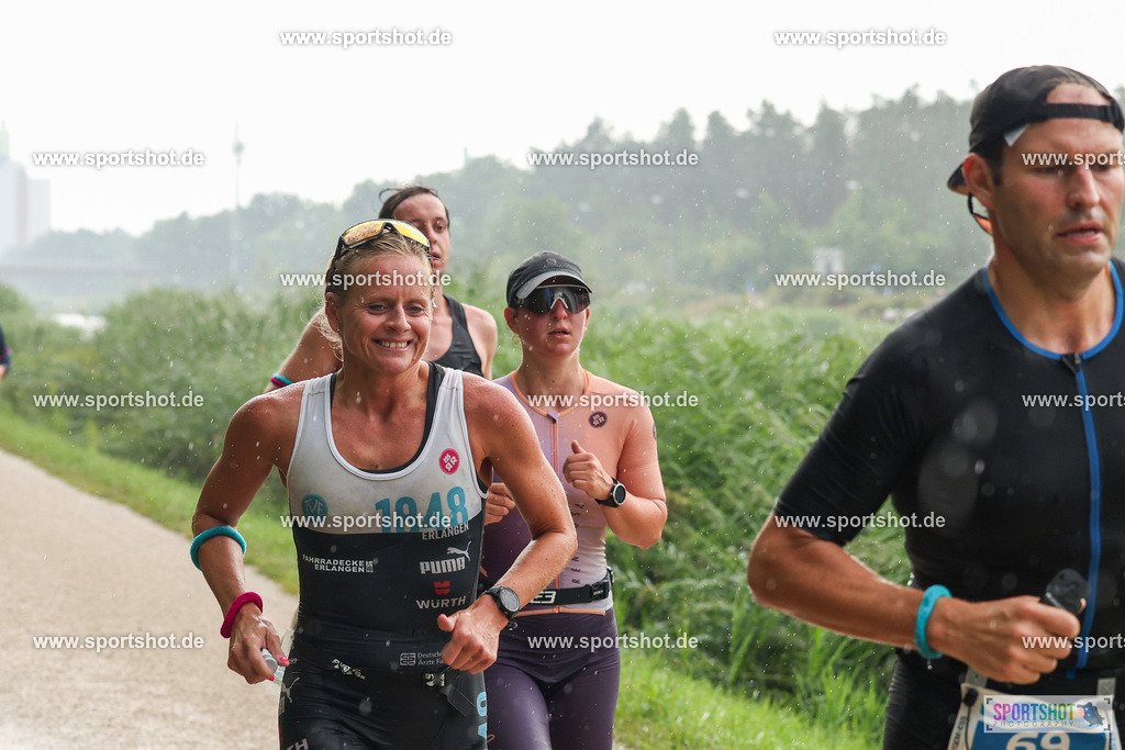 LUR_1349 | 34. M-net Erlanger Triathlon 2025 #erlangertriathlon  #mnettriathlon2025 #mnettriathlon #team #olympischedistanz #mitteldistanz #triathlon #maindonaukanal  #erlangertriathlon2025 #yourpictrs #tv1848 #tv1848erlangen  #triathlonbayern #sportinerlangen #demsportverbunden #sportshot_your_pictrs Copyright: www.sportshot.de