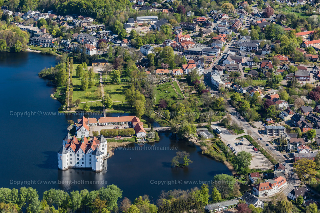 PLB_4962modsrf_Schloss-Glbg_60x40 | Luftbild, Schloss Glücksburg auf der Schlossinsel, dahinter Schlosspark und Rosarium. - Realisiert mit Pictrs.com