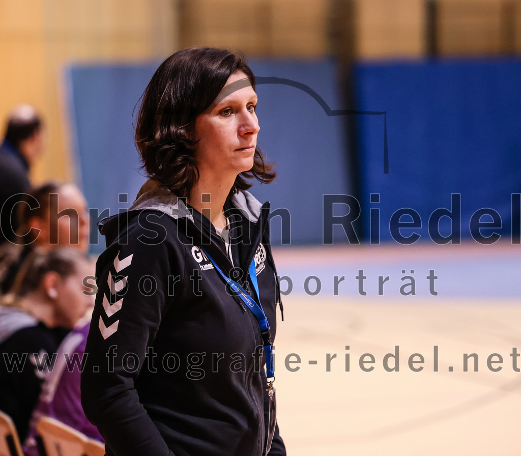 2025-01-18_083_SpVgg_Altenerding_gegen_TV_Altoetting | Erding, Deutschland, 18.01.2025:Handball, Bezirksoberliga Frauen Altbayern 2024 / 2024, 11. Spieltag, SpVgg Altenerding gegen TV Altötting, Endergebnis: 19:24Trainer Grit Kschischow (SpVgg Altenerding)Foto: Christian Riedel / fotografie-riedel.net