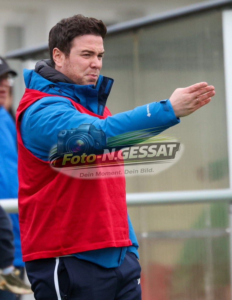 SC Enger - TuS Hücker-Aschen | Auf dem Bild zu sehen: TuS Hücker-Aschen Trainer: Luigi Di Bella   SC Enger, TuS Hücker-Aschen, Saison 26/27, Kreisliga A, Enger, Deutschland - Realisiert mit Pictrs.com