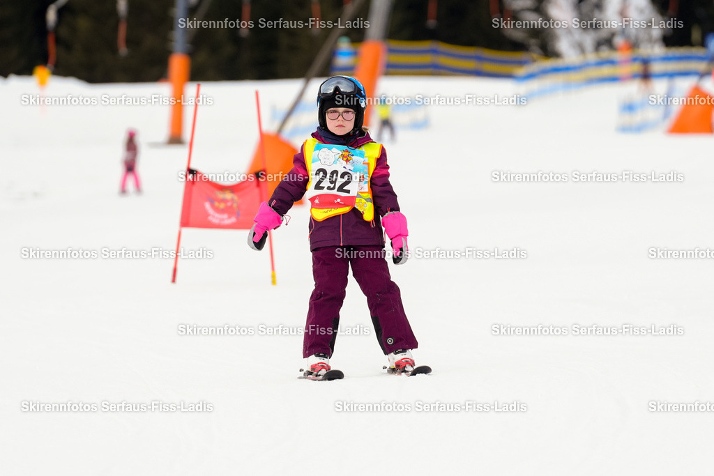 SRF_02.01.2026_0431 | Skirennfotos,Serfaus,Fiss,Ladis,Kinderskirennen,Winter,Tirol,Oberland,skirace,SFL,feelfree,weil wir's genießen,ski,Ski,skifahren,Sonnenplateau, - Realisiert mit Pictrs.com