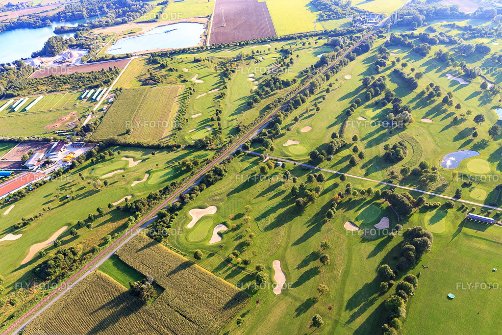 Bahnstrecke zerschneidet den Golfplatz des Golf-Club Bensheim e.V. http://www.golfclub-bensheim.de/ | Luftbild: Bahnstrecke zerschneidet den Golfplatz des Golf-Club Bensheim e.V. http://www.golfclub-bensheim.de/ in Bensheim im Bundesland Hessen in Deutschland. Foto: IMG_102994.jpg vom 28.08.2017 durch Werner Riehm/FLY-FOTO.de - Realisiert mit Pictrs.com