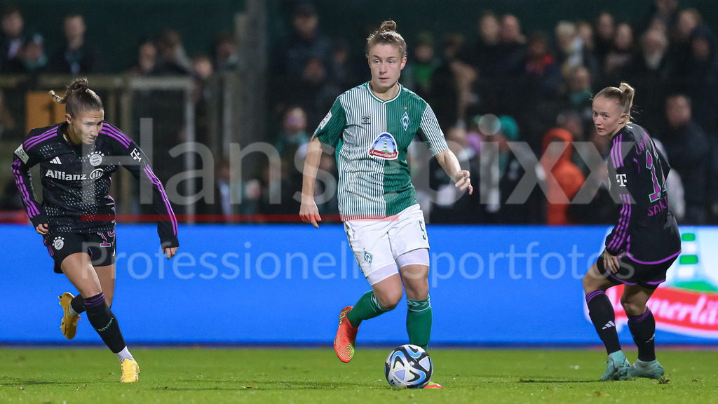 Fussball, Google Pixel Frauen-Bundesliga, SV Werder Bremen - FC Bayern München | v.li.: Katharina Naschenweng (FC Bayern München, 19) und Michelle Ulbrich (SV Werder Bremen, 5) im Zweikampf, Duell, Dynamik, Aktion, Action, Spielszene, DIE DFB-RICHTLINIEN UNTERSAGEN JEGLICHE NUTZUNG VON FOTOS ALS SEQUENZBILDER UND/ODER VIDEOÄHNLICHE FOTOSTRECKEN. DFB REGULATIONS PROHIBIT ANY USE OF PHOTOGRAPHS AS IMAGE SEQUENCES AND/OR QUASI-VIDEO.