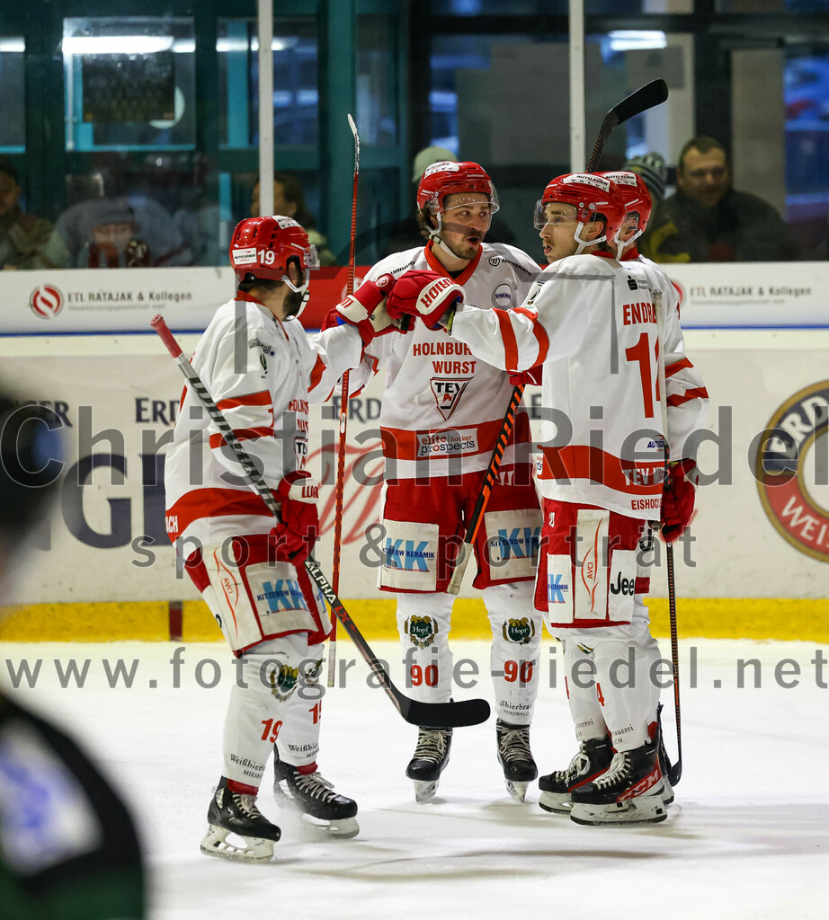 2023-03-19_052_TSV_Erding_gegen_TEV_Miesbach | Erding, Deutschland, 19.03.2023:
Eishockey, Bayernliga Playoffs 2022 / 2023, Halbfinale, TSV Erding gegen TEV Miesbach, Endergebnis: 

Stefan Mechel (TEV Miesbach, #19), Alexander Kirsch (TEV Miesbach, #90), Nick Endress (TEV Miesbach, #14)

Foto: Christian Riedel / fotografie-riedel.net