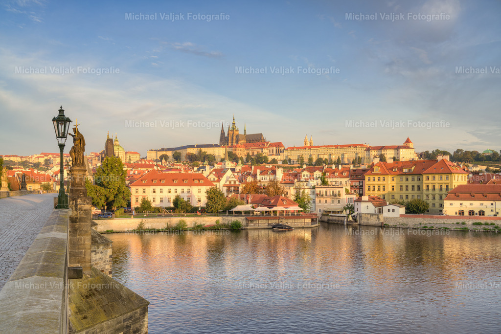 Prager Burg im Morgenlicht | Blick von der Karlsbrücke zur Prager Burg im Morgenlicht. - Realisiert mit Pictrs.com