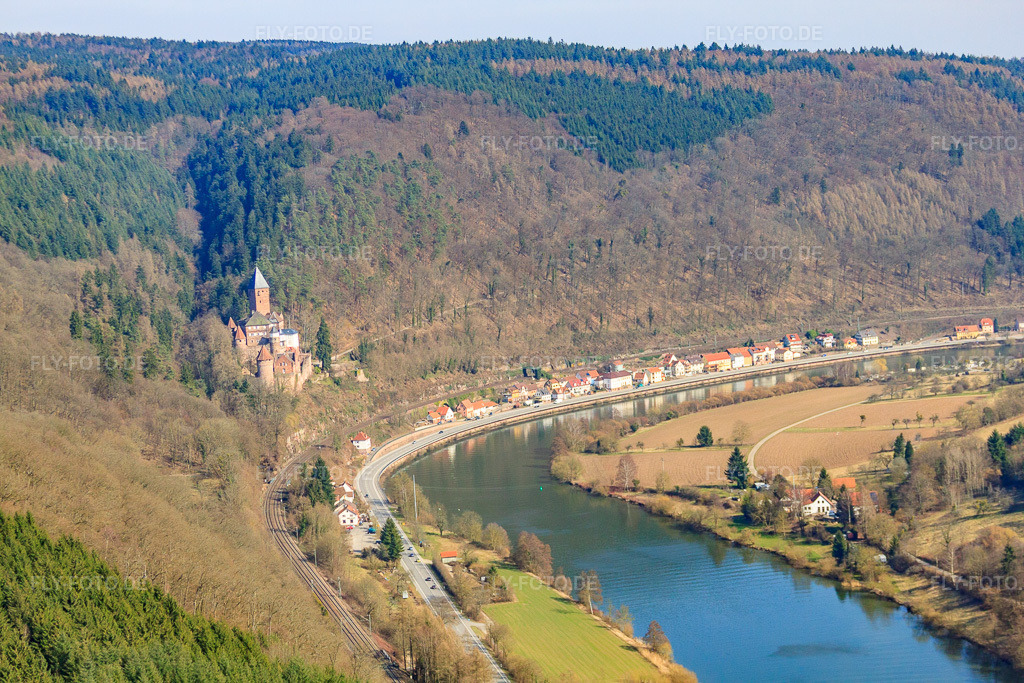 Luftbild: Schloss Zwingenberg über dem Neckar von Westen in Zwingenberg im Bundesland Baden-Württemberg in Deutschland. Foto: IMG_38101.jpg vom 12.03.2011 durch Werner Riehm/FLY-FOTO.deWWW.SCHLOSS-ZWINGENBERG.DE