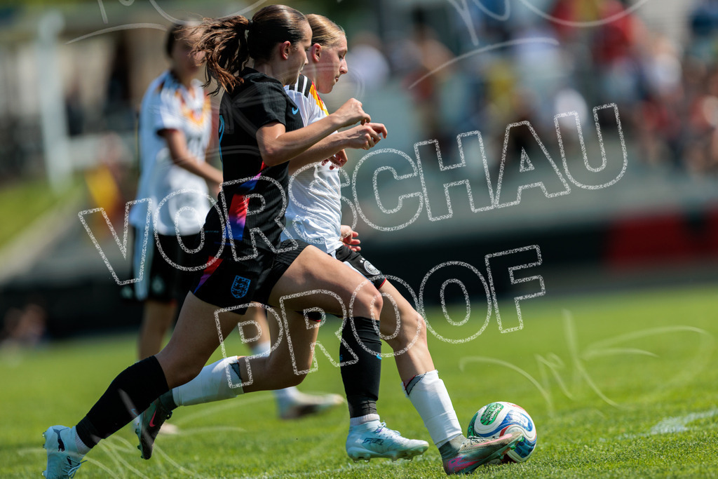 Testspiel U16-Juniorinnen: Deutschland – England | Die Bildergalerie dokumentiert das Länderspiel der deutschen U16-Juniorinnen gegen die Auswahl Englands. Die Fotografien zeigen Spielaktionen, Zweikämpfe, Torchancen, Mannschaftsszenen sowie weitere Impressionen der Begegnung. Die Aufnahmen entstanden im Rahmen des Testspiels beider Nachwuchsnationalmannschaften in der Kümpel + Hellmeister Arena in Hamm am 20. Juni 2026 und halten die sportlichen und emotionalen Momente des Spiels fest. - Realisiert mit Pictrs.com