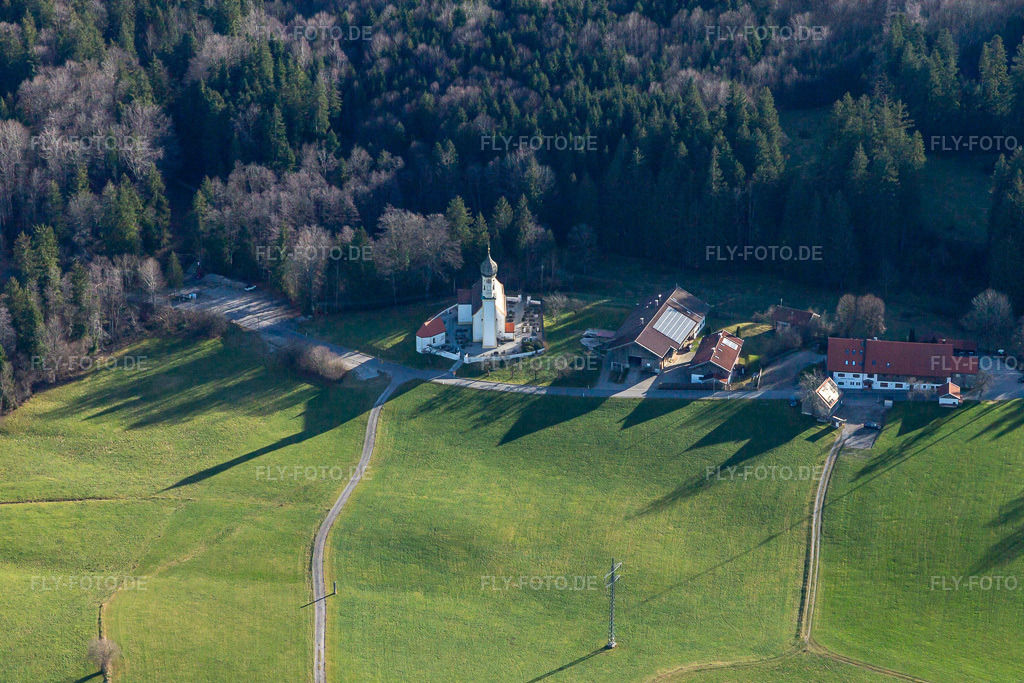 Luftbild: St. Johann Babtist im Ortsteil Oberfischbach in Wackersberg im Bundesland Bayern in Deutschland. Foto: IMG_139450.jpg vom 27.12.2023 durch Werner Riehm/FLY-FOTO.de