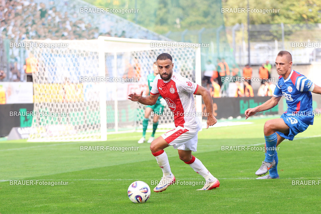Rot-Weiss Essen - Hansa Rostock | Essen, Deutschland, 20.09.2025 Ramien Safi  (Rot-Weiss Essen) und Franz Pfanne (Hansa Rostock) im Kampf um den Ballwährend des 3.Liga Spiels zwischen  Rot-Weiss Essen und Hansa Rostock am 20.09.2025 im Stadion an der Hafenstraße in Essen. (Foto von Timo Bluhmki-Schmidt/Brauer Fotoagentur