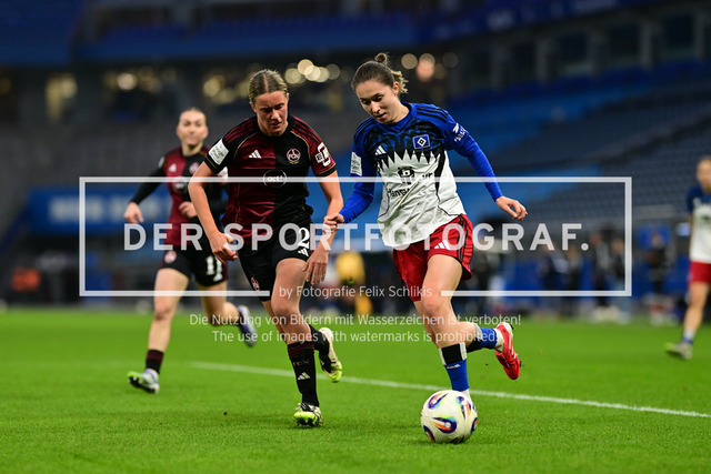 Fußball I Frauen I Saison 2025-2026 I Bundesliga I 10. Spieltag I Hamburger SV - 1. FC Nürnberg I 47338 | Klara Svensson Senelius (2, 1. FC Nürnberg) Maria Mikolajova (27, Hamburger SV) - Realisiert mit Pictrs.com