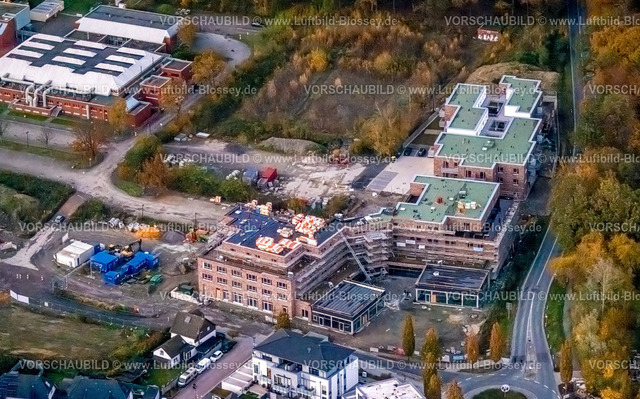 Bergkamen231103567 | Luftbild, Baustelle auf dem ehemaligen Bergwerk Grimberg 3/4 Gelände, umgeben von herbstlichen Laubbäumen, Baustelle mit Neubau Gesundheitszentrum und wohnvoll village-Einrichtung für betreutes Wohnen, Weddinghofen, Bergkamen, Ruhrgebiet, Nordrhein-Westfalen, Deutschland