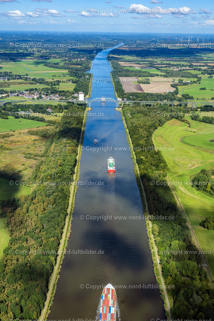 Hochdonn_Eisenbahnhochbrücke_Nord_Ostsee_Kanal_Schiffe_ELS_2229200922 | HOCHDONN 20.09.2022 Eisenbahn- Brückenbauwerk zur Streckenführung der Bahn- Gleise " Hochdonn " in Hochdonn über den Nord Ostsee Kanal im Bundesland Schleswig-Holstein, Deutschland. // Railway bridge construction for routing the railway tracks "Hochdonn" in Hochdonn over the North Baltic Sea Canal in the state Schleswig-Holstein, Germany. Foto: Martin Elsen