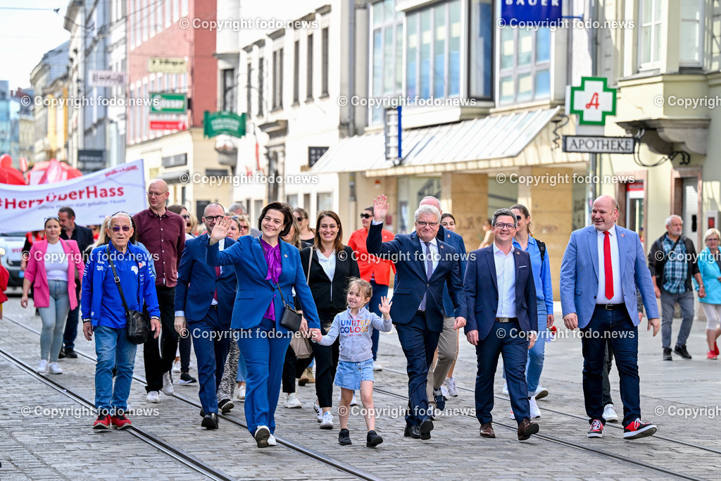 Hauptplatz Linz_ 1. Mai Umzug 2024_ 01.05.2024-10 | 01.05.2024, Hauptplatz Linz, AUT, Hauptplatz Linz, im Bild 1. Mai Umzug 2024 Linz Hauptplatz, SPOE 

Michaela Mader, Klaus Luger (SP, Bgm. der Stadt Linz), LR Michael Lindner (SP), Peter Binder (3.Landtagspraesident, SP)