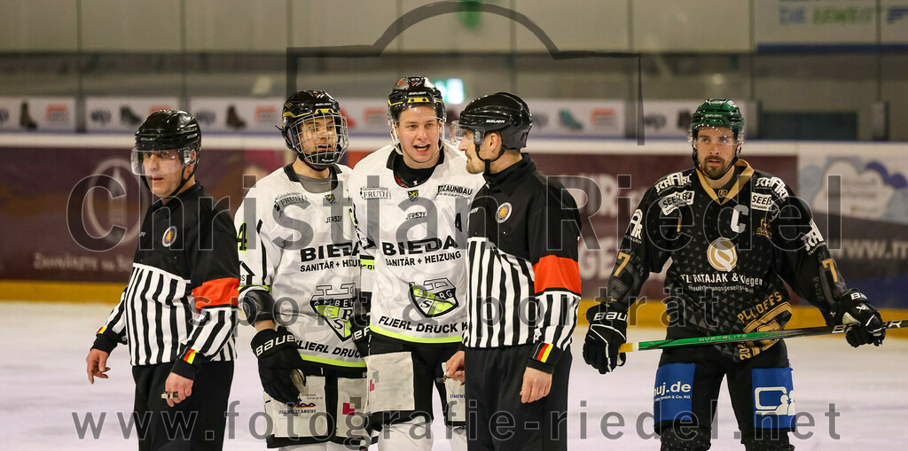 2024-03-01_037_TSV_Erding_gegen_ERSC_Amberg | Erding, Deutschland, 01.03.2024:
Eishockey, Bayernliga Playoffs 2023 / 2024, 5. Spieltag, TSV Erding gegen ERSC Amberg, Endergebnis: 9:0

Philipp Siller (ERSC Amberg, #4), Felix Köbele (ERSC Amberg, #25), Philipp Michl (Erding Gladiators, #77)

Foto: Christian Riedel / fotografie-riedel.net