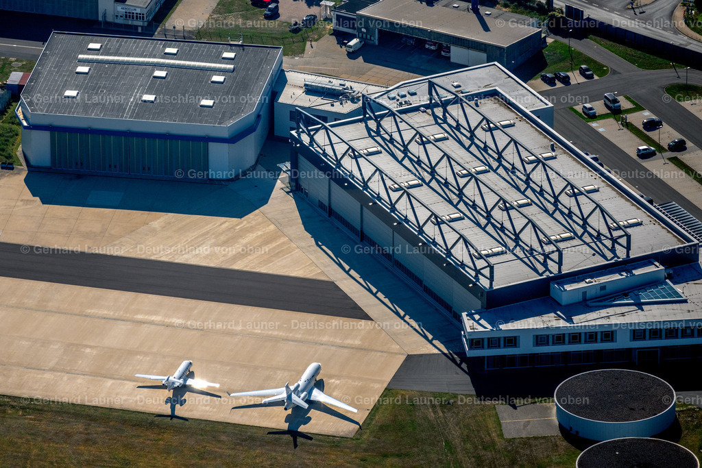 4034900 | BRAUNSCHWEIG 31.07.2020 Hangar- Anlagen und Flugzeughallen zur Luftfahrzeugwartung am Flughafen im Ortsteil Kralenriede in Braunschweig im Bundesland Niedersachsen, Deutschland. // Hangar equipment and aircraft hangars for aircraft maintenance on airport in the district Kralenriede in Brunswick in the state Lower Saxony, Germany. Foto: Gerhard Launer
