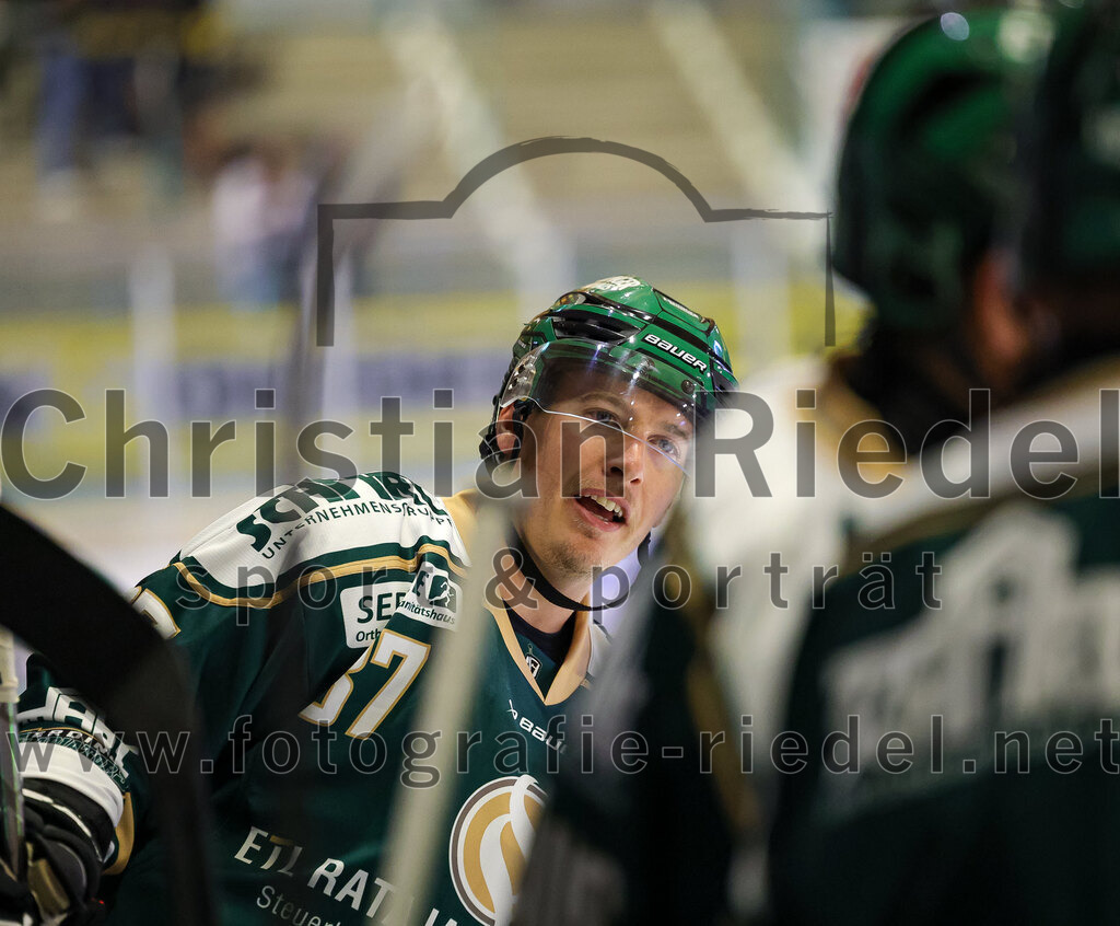 2025-08-22_112_TSV_Erding_gegen_EV_Fuessen | Erding, Deutschland, 22.08.2025:Eishockey, Oberliga Süd 2025 / 2026, Testspiel, TSV Erding gegen EV Füssen, Endergebnis: 1:4Thomas Matheson (Erding Gladiators, #37)Foto: Christian Riedel / fotografie-riedel.net