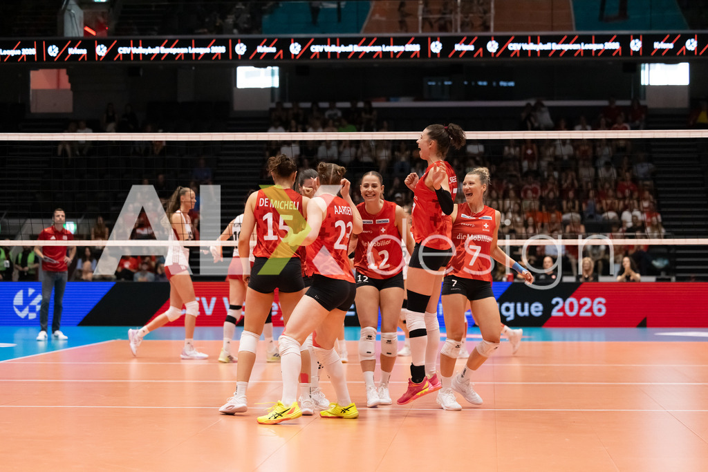 Austria v Switzerland - CEV European League Women | KRIENS, SWITZERLAND - JUNE 14: MERET AARDEN of Switzerland, ALIX DE MICHELI of Switzerland, FABIANA BRANCA of Switzerland, MÉLINE PIERRET of Switzerland and JULIE LENGWEILER of Switzerland celebrating during the CEV European League match between Austria and Switzerland at Pilatus Arena on June 14, 2026 in Kriens, Switzerland. - Realisiert mit Pictrs.com