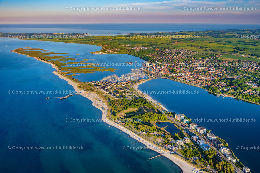 Heiligenhafen_ELS_9064030622 | HEILIGENHAFEN 03.06.2022 Ortsansicht der Straßen und Häuser Ferienanlage StranResort Seebrücke Heiligenhafen an der Ostsee- Küste im Bundesland Schleswig-Holstein. // City view of the streets and houses Ferienanlage StranResort pier Heiligenhafen on the Baltic Sea coast in the state of Schleswig-Holstein. Foto: Martin Elsen