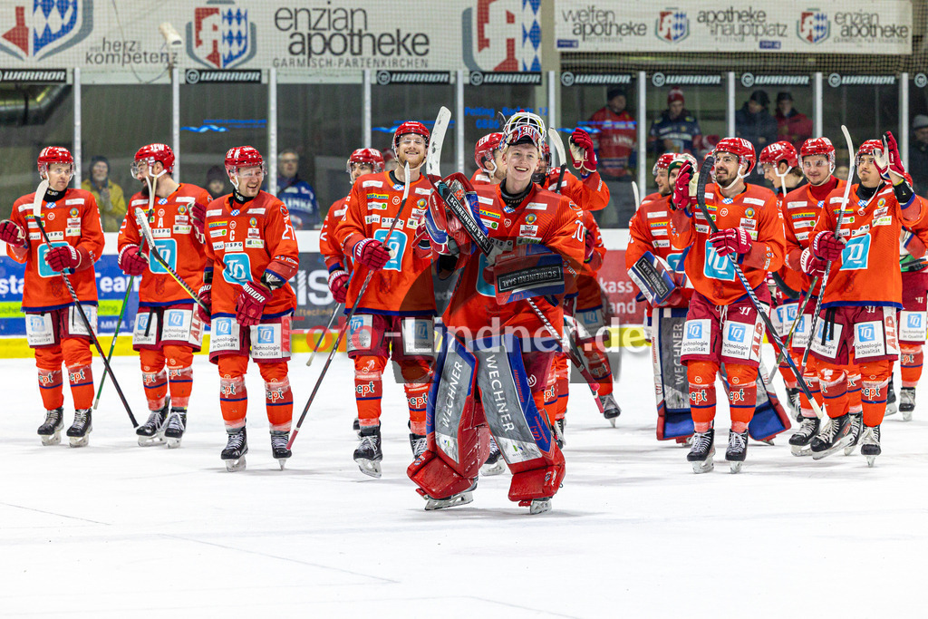 EC Peiting vs EV Füssen | Eishockey Oberliga Süd 2023/2024, EC Peiting vs EV Füssen, 20240112,
Peiting lässt sich feiern,
2024-01-12 in Peiting (Eisstadion)
30 Konrad FIEDLER (ECP Goali 30), 10 Daniel HOLZMANN (ECP 10), 9 Brett OUDERKIRK (ECP 9)
Copyright: WolfgangxLindner foto-lindner.de