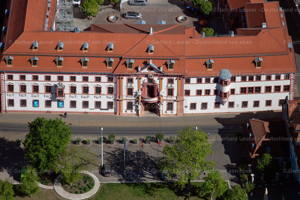 4026405 | ERFURT 07.05.2020 Verwaltungsgebäude der staatlichen Behörde " Thüringer Staatskanzlei " in der Regierungsstraße in Erfurt im Bundesland Thüringen, Deutschland. // Administrative building of the State Authority " Thueringer Staatskanzlei " in of Regierungsstrasse in Erfurt in the state Thuringia, Germany. Foto: Gerhard Launer