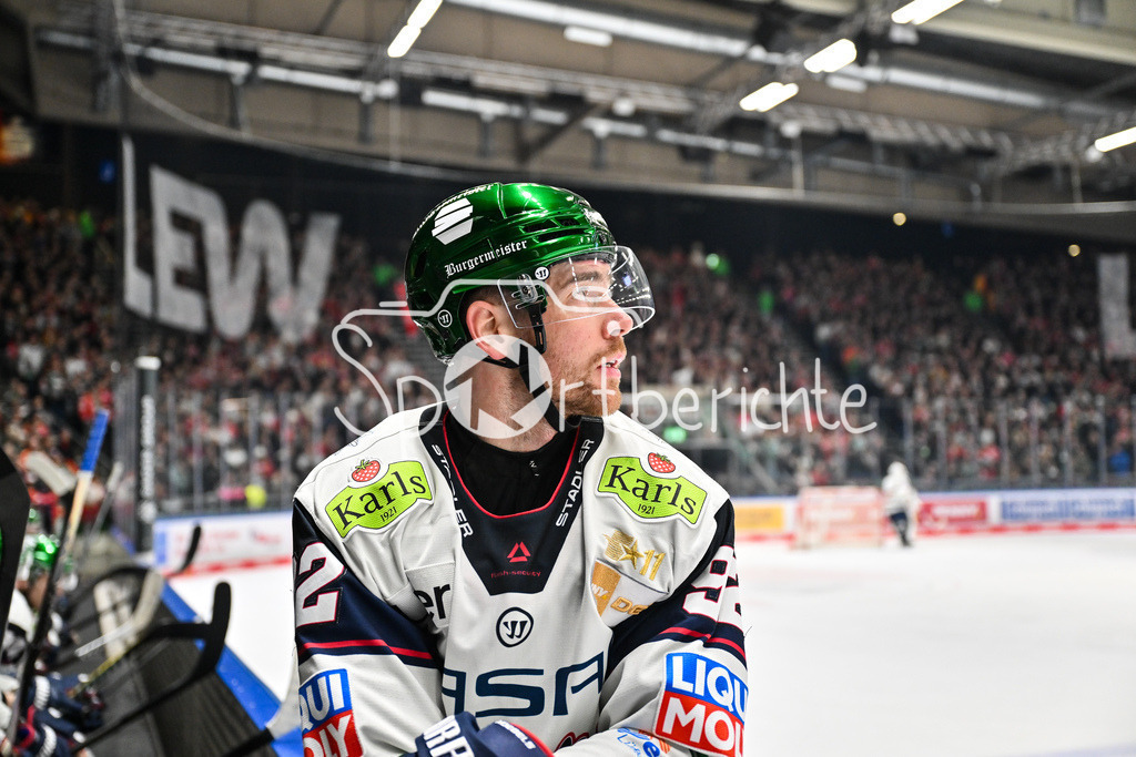 Augsburger Panther - Eisbären Berlin | aUGSBURG, GERMANY - 27. JANUARY: im Bild Marcel NOEBELS (Eisbären Berlin 92) auf der Bande der Berliner / Einzelfoto / Freisteller während dem Match zwischen den Augsburger Panthern und den Fischtown Pinguins am 43. Spieltag der Penny DEL im Curt Frenzel Stadion