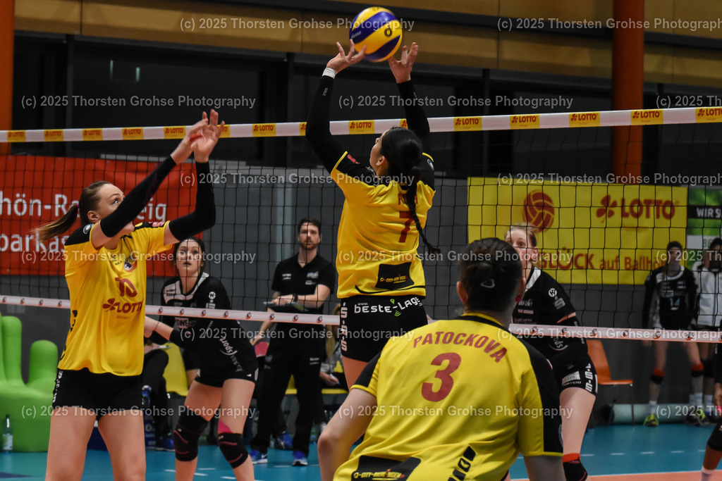 VBL VFB Suhl vs. SCHWARZ-WEISS Erfurt | Lauren Plum #7 (VFB Suhl); VBL VFB Suhl vs. SCHWARZ-WEISS Erfurt, Volleyball-Bundesliga Frauen am 17.02.2018 in der Multihalle in Meiningen, (Deutschland) - Realisiert mit Pictrs.com