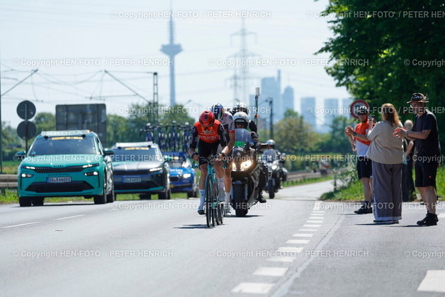 Radrennen Eschborn Frankfurt | 01.05.2025 Radsport Radrennen Eschborn Frankfurt (Main) hier mehrere Minuten Vorsprung vor dm Hauptfeld der ELITE Gruppe Ausreißer Führungsduo bei Oberursel Frankfurter Landstraße (Foto: Peter Henrich) - Realisiert mit Pictrs.com