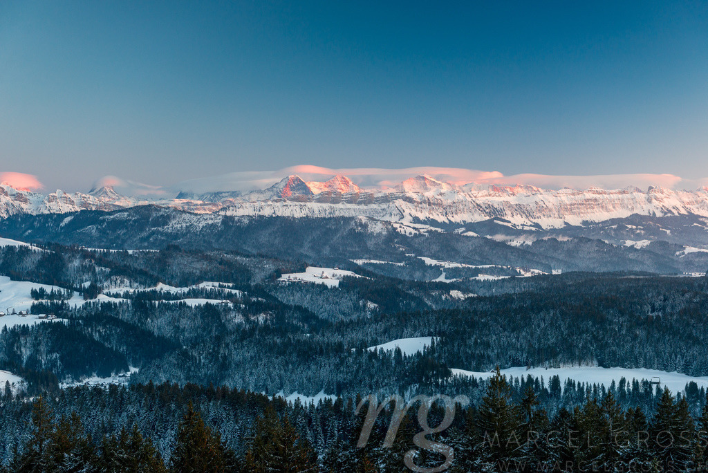 Alpenglow in winter on Eiger Mönch and Jungfrau in the Bernese Alps | Die ideale Geschenkidee für Naturliebhaber. Naturbilder von Marcel Gross Photography für ihr Zuhause in den verschiedensten Formaten und Materialien. - Realisiert mit Pictrs.com
