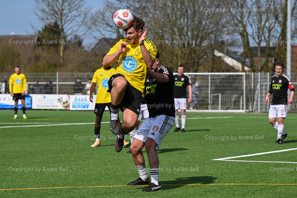MTV Dänischenhagen (schwarz) vs TSV Altenholz (gelb) | Lennart Ross (Dänischenhagen #24) vs Jonas Schäfer (TSVA #9) / Fußball-Verbandsliga Ost Männer 2025/2026 / MTV Dänischenhagen (schwarz) vs TSV Altenholz (gelb) / Platz C - Kunstrasenplatz / Dänischenhagen / 11.04.26 - Realisiert mit Pictrs.com