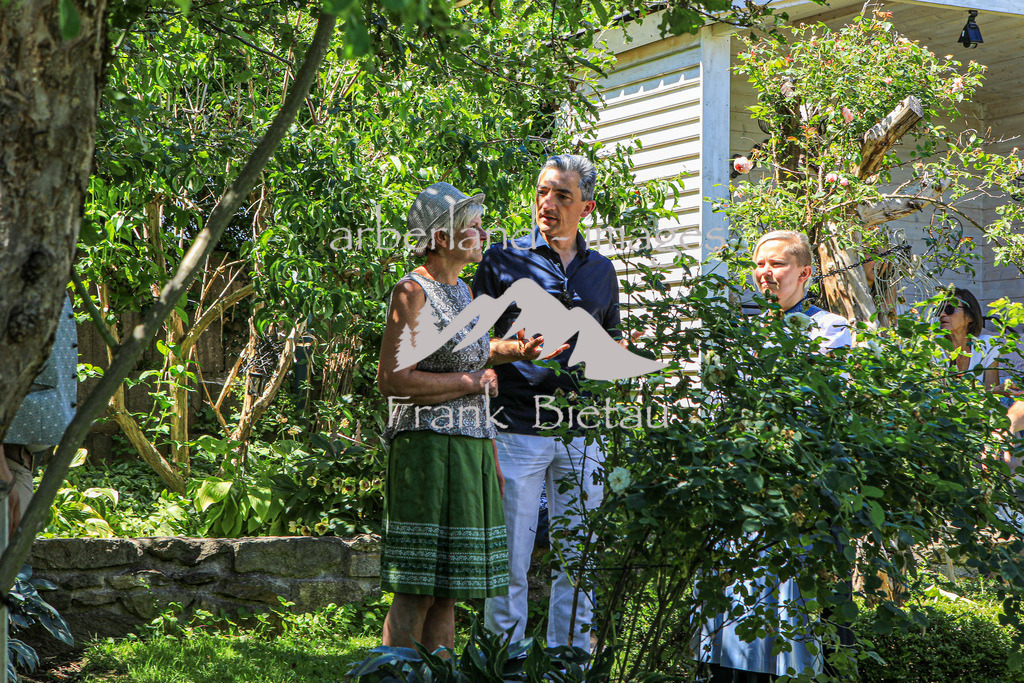 OE7A5649 | Dr.Ronny Raith besucht den Garten in Schweinhütt, links, Eigentümerin Frau Wühr
