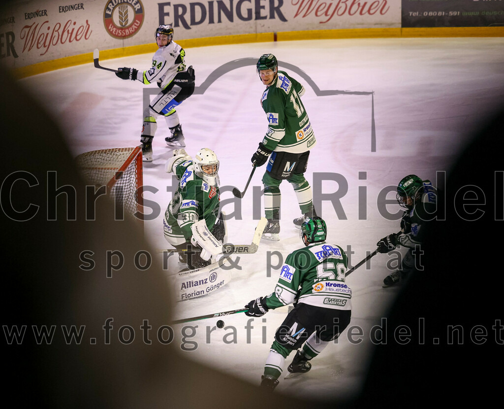 2024-02-02_071_TSV_Erding_gegen_ERSC_Amberg | Erding, Deutschland, 02.02.2024:
Eishockey, Bayernliga Vorrunde 2023 / 2024, 30. Spieltag, TSV Erding gegen ERSC Amberg, Endergebnis: 1:0

Brendan Walkom (ERSC Amberg, #94), Torwart Patrick Mayer (Erding Gladiators, #30), Elia Ostwald (Erding Gladiators, #17), Paul Pfenninger (Erding Gladiators, #58)

Foto: Christian Riedel / fotografie-riedel.net