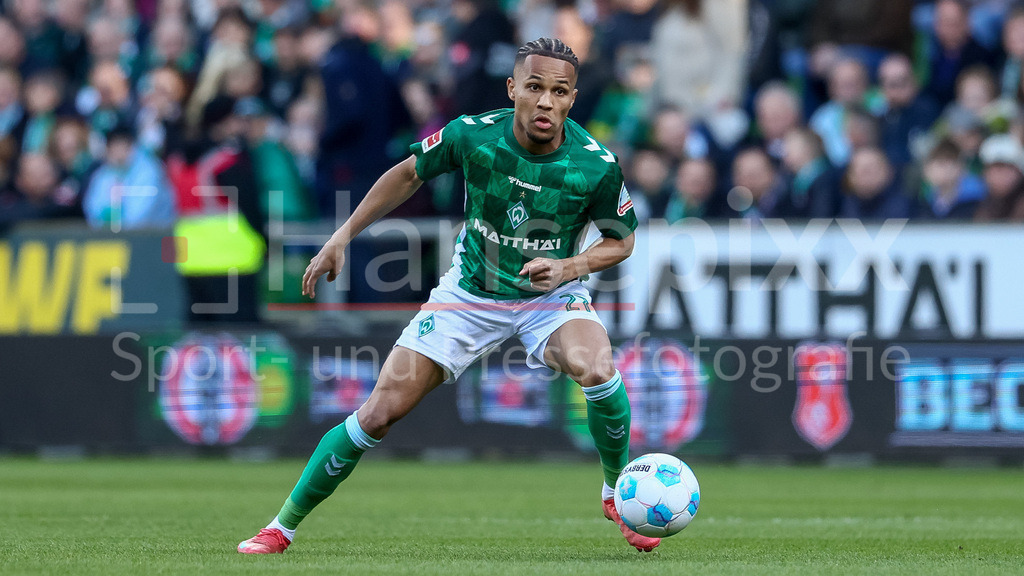 Fussball, Bundesliga, SV Werder Bremen - Eintracht Frankfurt | v.li.: Felix Agu (SV Werder Bremen, 27) am Ball, Freisteller, Einzelbild, Ganzkörper, Aktion, Action, Spielszene, DIE DFL-RICHTLINIEN UNTERSAGEN JEGLICHE NUTZUNG VON FOTOS ALS SEQUENZBILDER UND/ODER VIDEOÄHNLICHE FOTOSTRECKEN. DFL REGULATIONS PROHIBIT ANY USE OF PHOTOGRAPHS AS IMAGE SEQUENCES AND/OR QUASI-VIDEO.