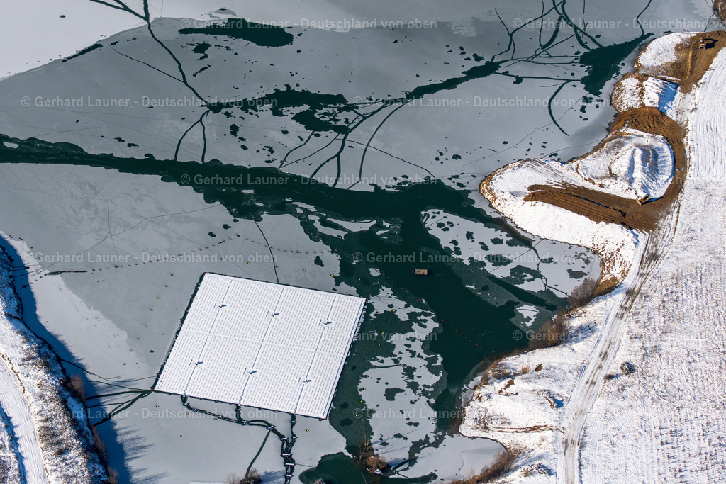 4043329 | schneebedecktes Solarkraftwerk auf dem Baggersee bei Dettelbach